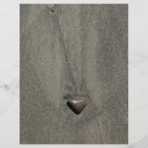 Ein Single-Steinlügen im Sand Bedruckte Flyer