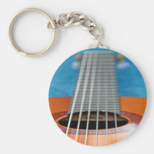 Eine Nahaufnahme der Gitarren-Schnüre Schlüsselband