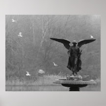 Engels-Skulptur im Teich Posterdrucke