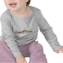 enormer hölzerner Kleiderbügel T-shirt