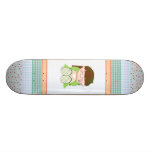 Entspannen Sie sich! Niedliches Kawaii Mädchen, da Skateboardbrett