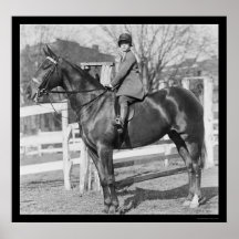 Equestrienne Mädchen auf ihrem Pferd 1926 Posterdrucke