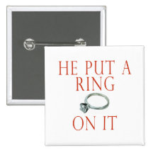 Er setzte einen Ring auf ihn Braut Anstecknadelbuttons