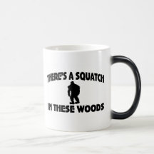 Es gibt ein Squatch in diesem Holz Tee Haferl