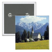 Europa, Österreich, Gosau. Der Helm der Kirche Anstecknadelbuttons