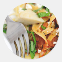 Fettuccini mit gebratener Tomate und Basilikum Runder Aufkleber