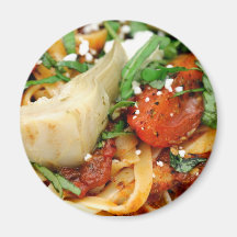Fettuccini mit gebratener Tomate und Basilikum Kühlschrankmagnet