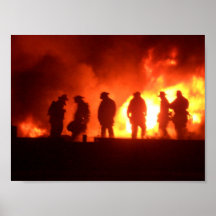 Feuerwehrmänner in der Aktion Poster