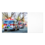 Feuerwehrmänner - Linie der Feuerspritzen in der P Fotokartenvorlage