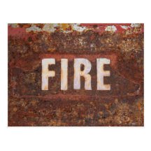 Feuerzeichen auf verrosteter Stahlplatte. Geschenk Postkarte
