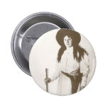 Foto-Porträt 1910 eines Cowgirls, das ein Gewehr h Button