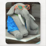 Frau Ella geht zum Pool Mousepad