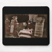 Frauen, die als Kriegs-Anhänger registrieren Mousepads