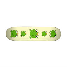 Frosch-Prinz. Lächelnder Frosch mit einer Krone Skateboard Deck