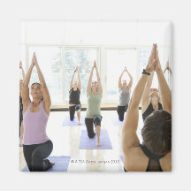 Führende Klasse des Yogalehrers durch Kühlschrankmagnete