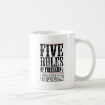 fünf Regeln von Freeskiing Tee Tasse