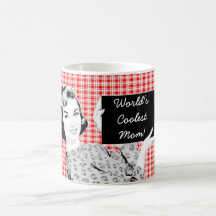 Fünfzigerjahre Frau mit einer Mamma des Zeichen-V2 Kaffeetasse
