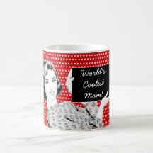 Fünfzigerjahre Frau mit einer Zeichen-Mamma Teetasse