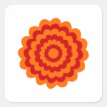 Funky Blume in Orange und in Rotem Quadrataufkleber