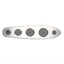 Funky Blume in Schwarzweiss. Bedruckte Skateboarddecks