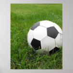 Fußball im Gras Plakatdruck
