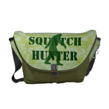 Gegangenes squatchin Bigfoot auf grüner Camouflage Kuriertasche