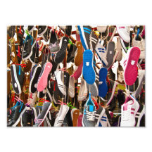 Gehangene bunte Sport-Schuhe Fotografie