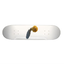 Gelbe Blumen-weißer Eimer und Schatten-Ausschnitt Personalisiertes Skateboard