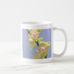 Gelbe und rosa Orchideen auf Lavendel Kaffee Tassen