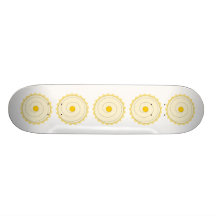 Gelber kleiner Kuchen. Gefrorener Kuchen Skateboardbrett