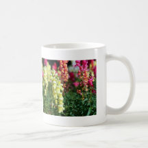 Gelber Snapdragon Becher mit im Garten arbeitenzit Tee Haferl