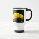 Gerade verheiratet! Kaffeetasse glücklich beim Lie