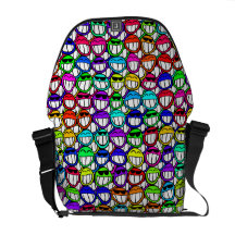 Glücklicher Spaß Smilie stellt gegenüber Kuriertaschen