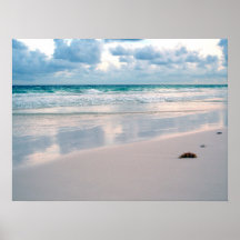 Glühen des Rosas auf einem Sonnenuntergang-Strand Posterdrucke