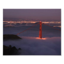Golden Gate bedeckt im Nebel Fotografien