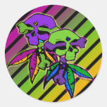 Gotische Regenbogen-Anguss-Schädel-u. Kreuz-Knoche Runder Aufkleber