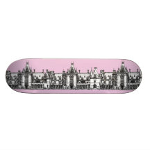 Gotisches Haus im Rosa Skateboard Bretter