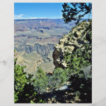 Grand Canyon gerahmt durch Felsen und Sträuche Vollfarbige Flyer