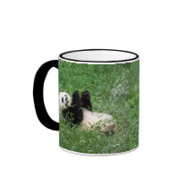 Großer Panda, der Bambus essend Lounging ist Tee Haferl