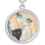 Großes Augen-Mädchen mit Katzen-Halskette