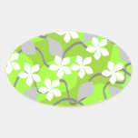 Grüne und weiße Blumen. Blumenmuster Ovaler Aufkleber