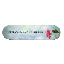 Grünes Chamäleon auf rosa Blume Personalisierte Skateboards