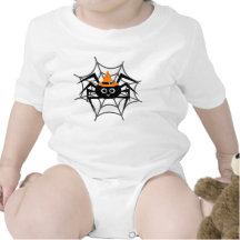 Halloween-Spinne in den Netz-T-Shirts und den Gesc