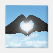 Hände in der Herz-Form-Silhouette auf blauem Himme Magnete