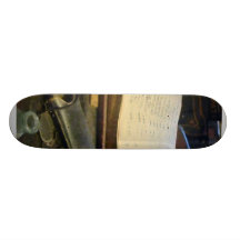 Hauptbuch und Brillen Skateboardbrett