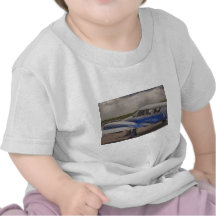 HDR blaues Flugzeug-Schwerpunkt 2 in einem Abstand Tshirts