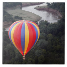 Heißluftim Ballon aufsteigen über dem Mara-Fluss Keramikkachel