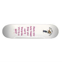 Helle Frau, die Trompete spielt Skateboarddeck