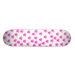 Helles rosa und weißes Tatzen-Druck-Muster skateboards