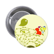 Herzen und Birdie auf einem niedlichen Baum Anstecknadelbutton
